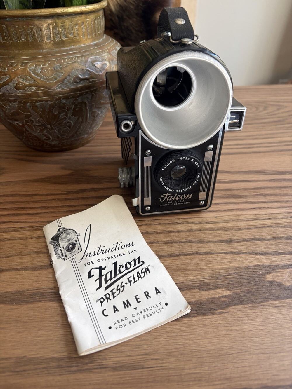 Vintage 1940s Falcon Press Flash Camera Art Deco Bakelite 120 Film Camera